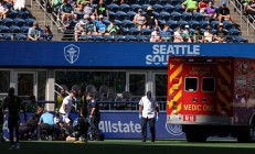 开云APP下载:Sounders GK Stefan Frei在救护车上与机组人员对抗